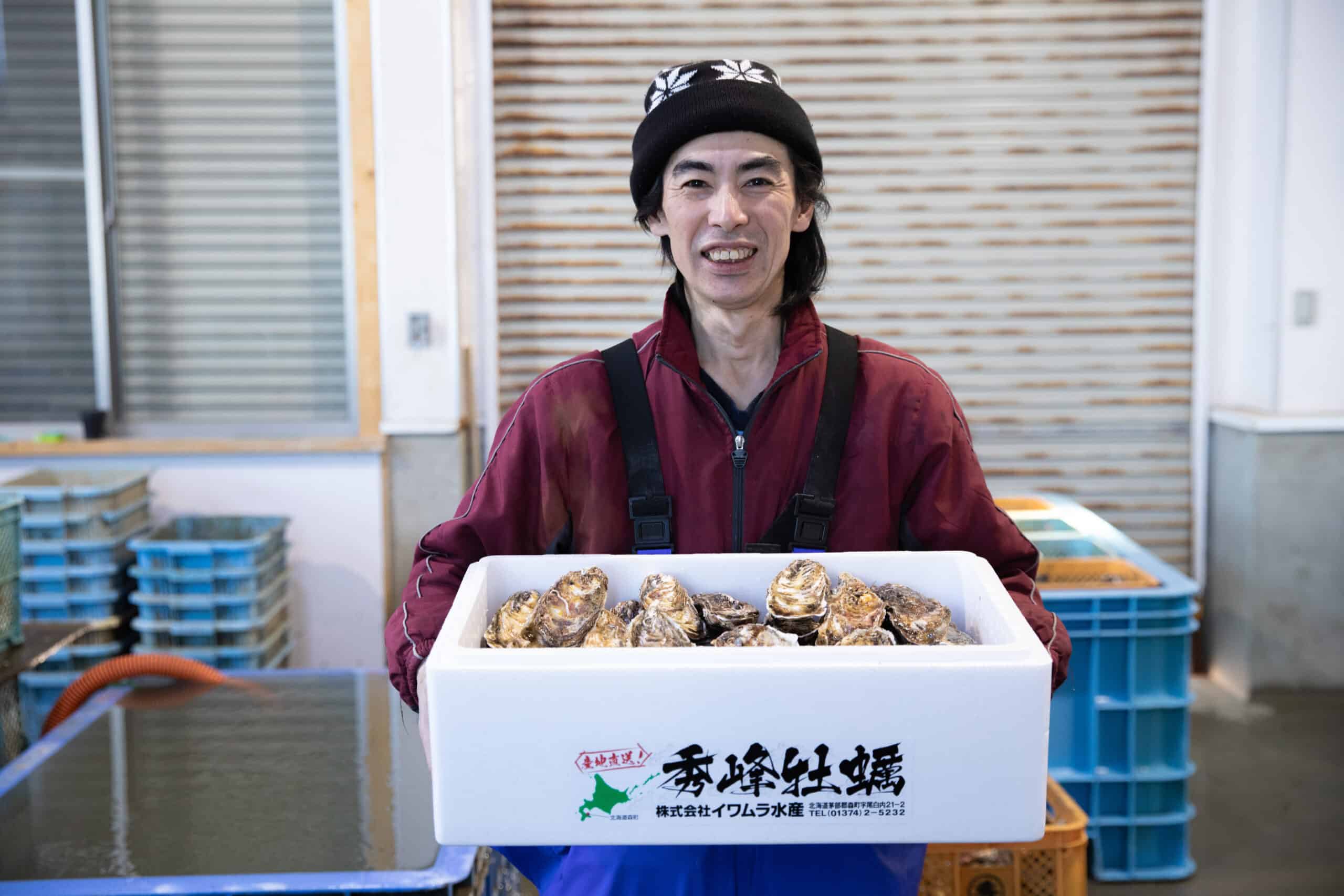 イワムラ水産 自慢の牡蠣を持っている社長